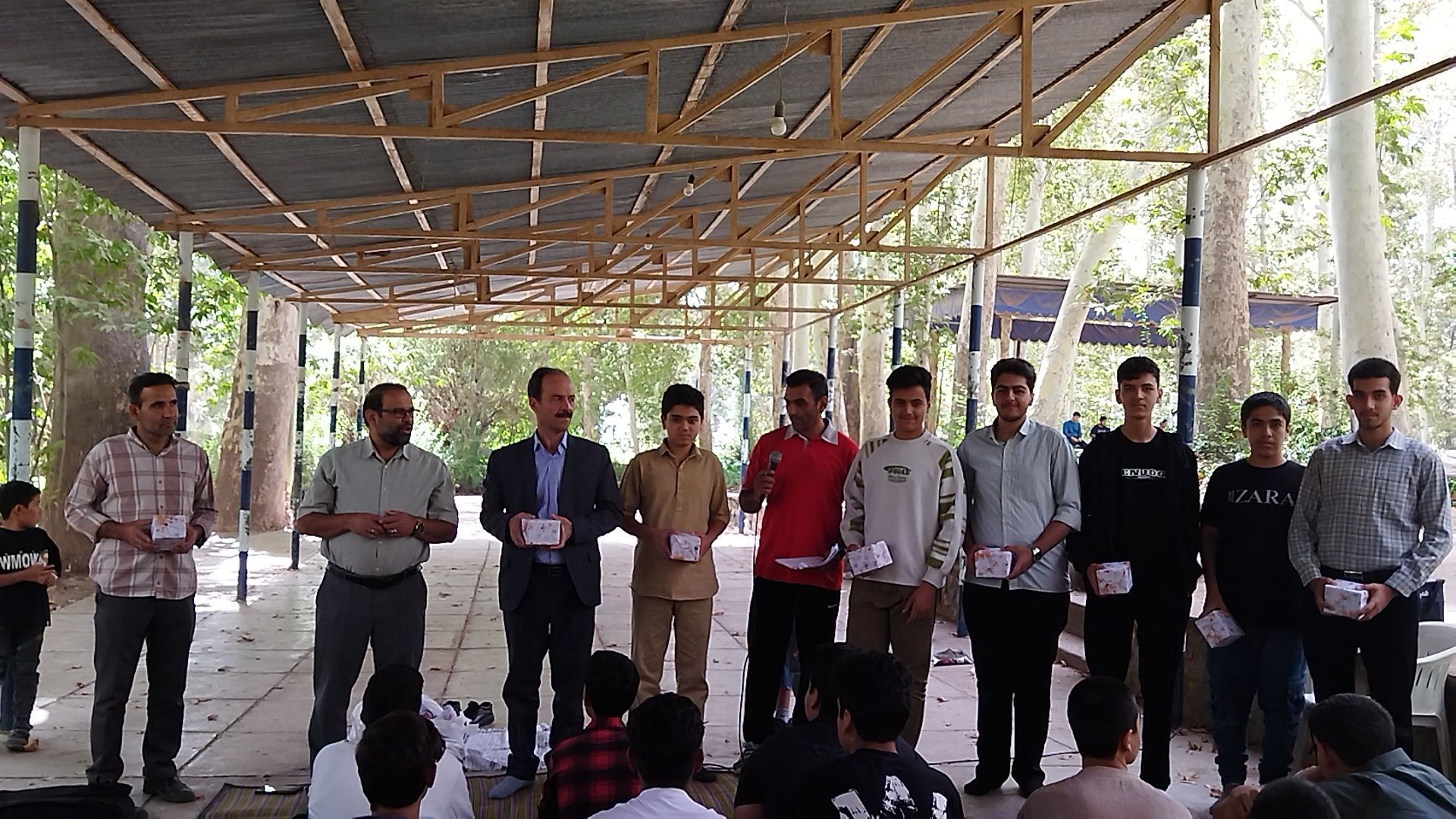 گذری کوتاه بر اهدای جوایز در اردوی جدید الورودهای شاهد ابوذر غفاری 