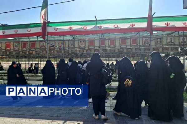 حضور دانش آموزان دبیرستان حجاب ناحیه یک شهرری در گلزار شهدا