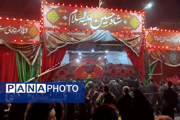 موکب‌های عزاداری در جای جای مشهد، جلوه‌ای از عشق و ماتم در شب سالروز شهادت امام رضا (ع)