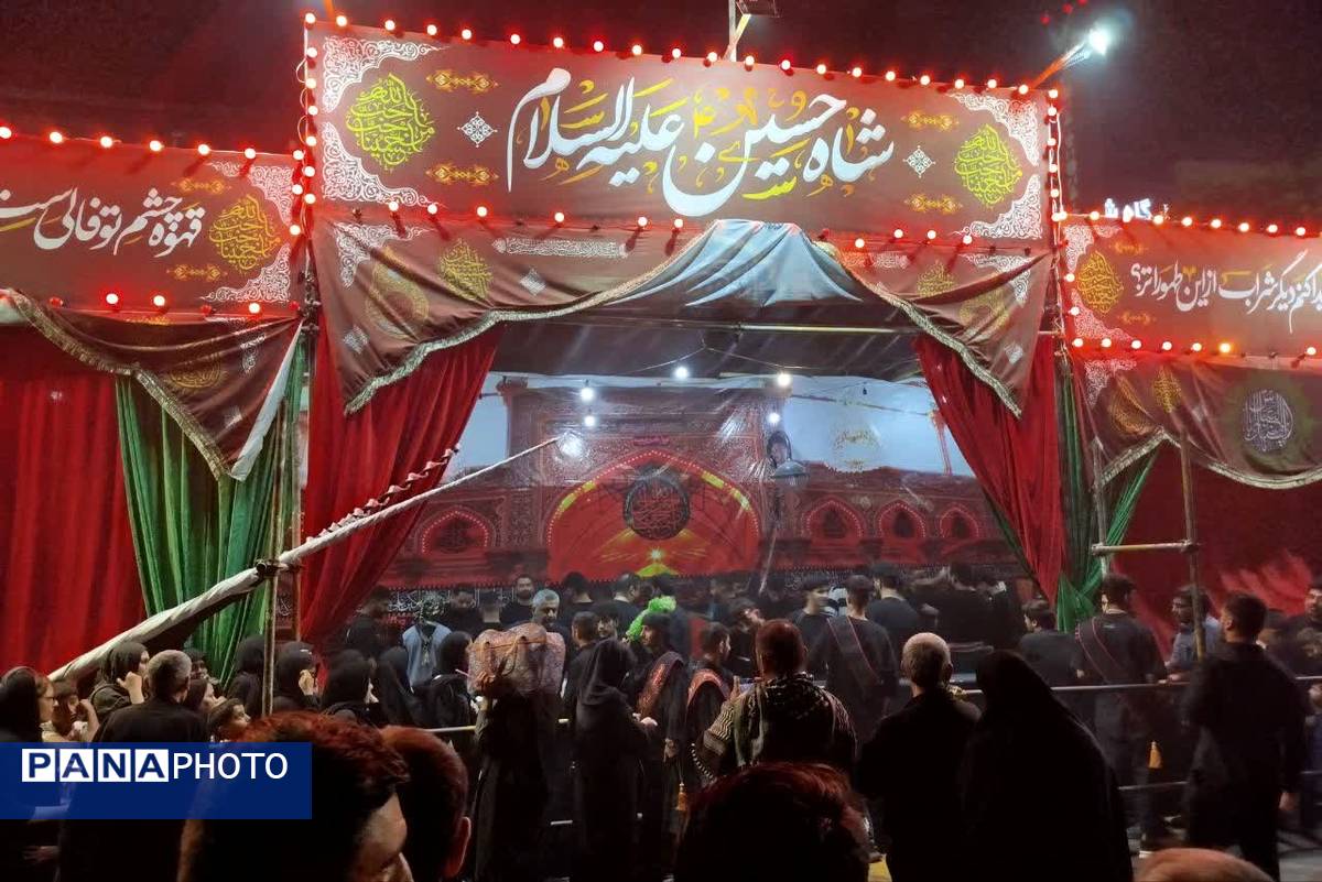 موکبهای عزاداری در جای جای مشهد، جلوهای از عشق و ماتم در شب سالروز شهادت امام رضا (ع)