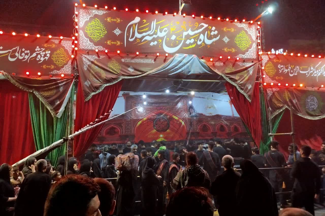 موکب‌های عزاداری در جای جای مشهد، جلوه‌ای از عشق و ماتم در شب سالروز شهادت امام رضا (ع)