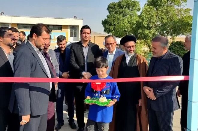 نخستین زمین ورزشی روباز مدارس استان مرکزی در شازند افتتاح شد