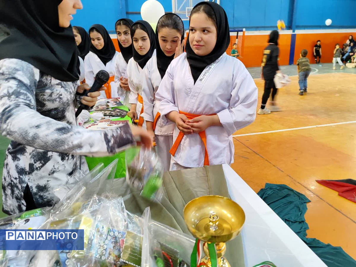 تقدیر از دختران برگزیده مسابقات ورزشی در شهر جعفریه قم