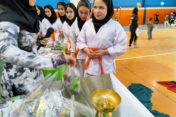 تقدیر از دختران برگزیده مسابقات ورزشی در شهر جعفریه قم