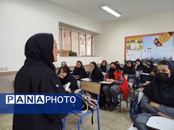 برگزاری کلاس آموزشی با محوریت هویت یابی در دبیرستان دخترانه نور اردبیل