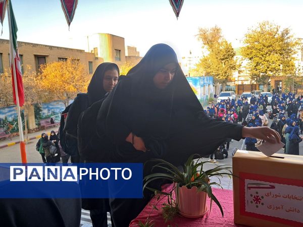 شور و نشاط دانش‌آموزان مدرسه حضرت معصومه (س) ناحیه 4 کرج در انتخابات شورای دانش‌آموزی