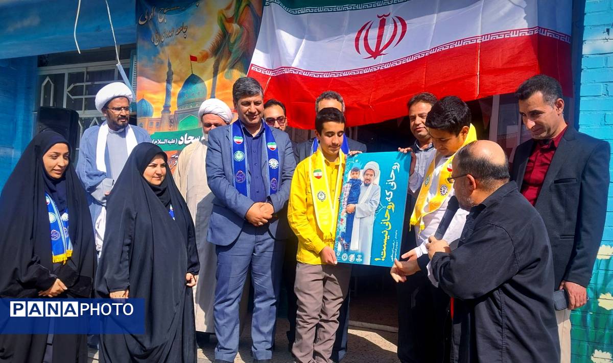 رونمایی از کتاب «روحانی که روحانی نیست» در دبیرستان باقریه