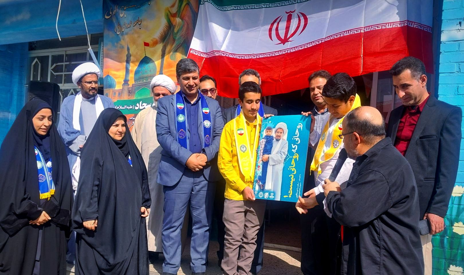 رونمایی از کتاب «روحانی که روحانی نیست» در دبیرستان باقریه