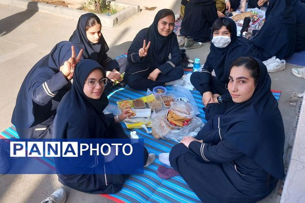صبحی سالم در دبیرستان دخترانه فرهنگ قرچک