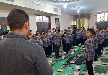دست‌های کوچکی که به عشق بانوی دوعالم سوگواری
 می‌کنند 