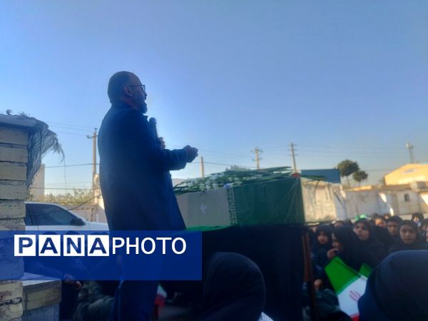 دبیرستان دخترانه صنف پوشاک ناحیه 3 میزبان شهید گمنام