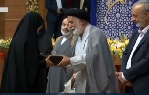 تجلیل از مدیرکل انجمن اولیا و مربیان وزارت آموزش و پرورش در سی‌ودومین اجلاس سراسری نماز