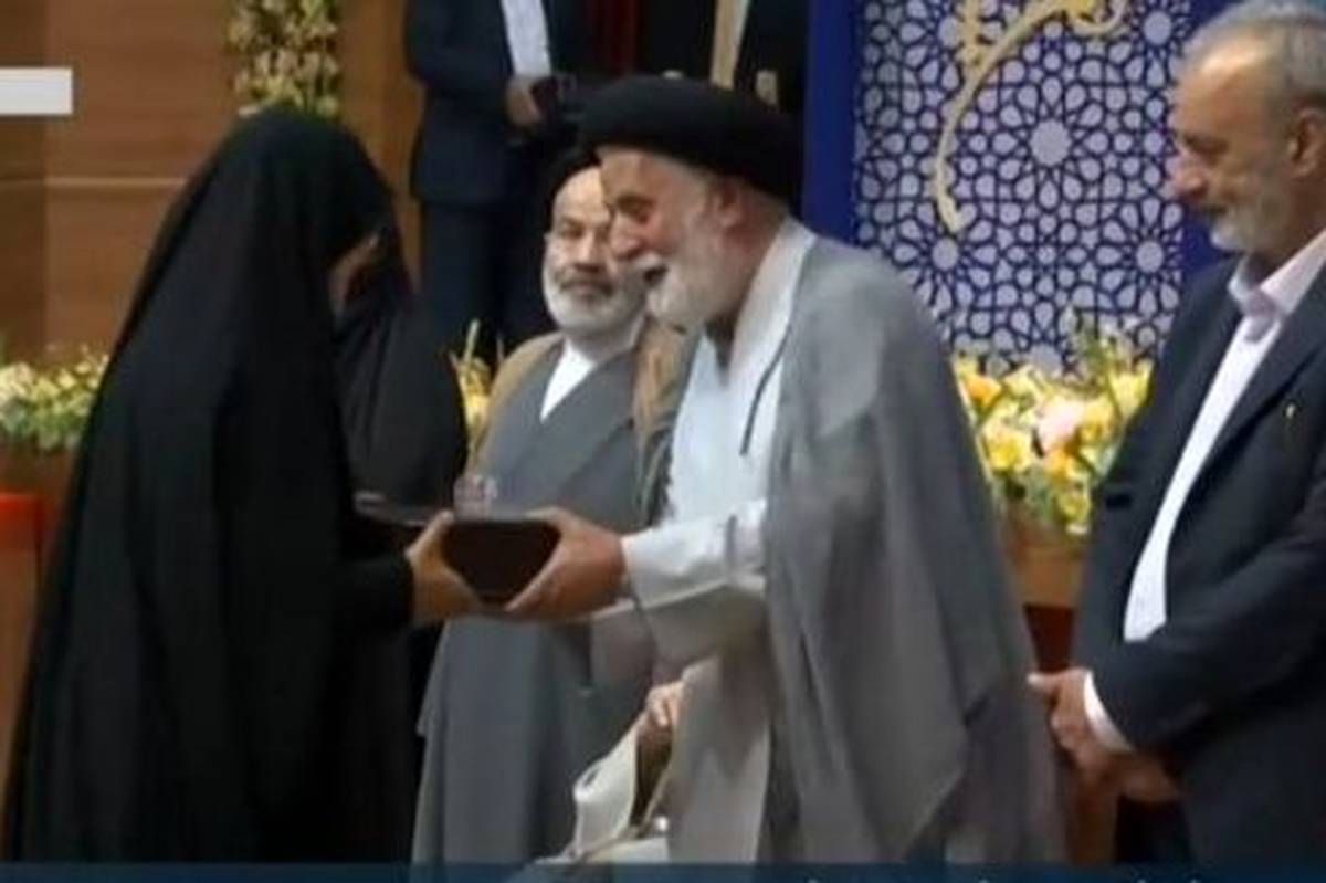 تجلیل از مدیرکل انجمن اولیا و مربیان وزارت آموزش و پرورش در سیودومین اجلاس سراسری نماز