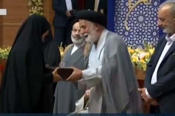 تجلیل از مدیرکل انجمن اولیا و مربیان وزارت آموزش و پرورش در سی‌ودومین اجلاس سراسری نماز