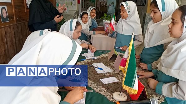 تمرین مردم سالاری در دبستان لطیفه، دانش‌آموزان پای صندوق‌های رأی رفتند