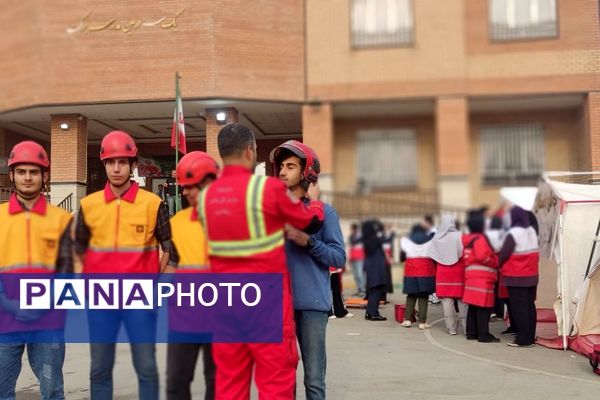 اجرای مانور زلزله با حضور مسئولان در مدرسه استاد مطهری رباط‌کریم