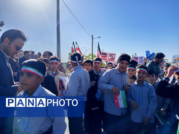 قدم‌های کوچک، ایمان‌های بزرگ؛ حضور باشکوه دانش‌آموزان دبستان برادران ابراهیمی‌نیا در ۱۳ آبان