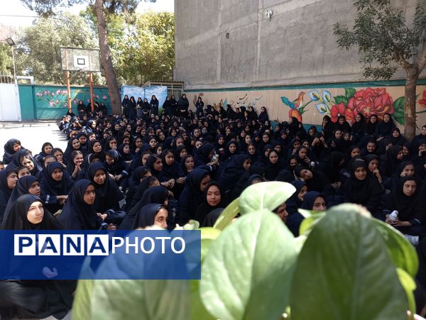 ویژه برنامه دفاع مقدس در دبیرستان دانشور یک نیشابور