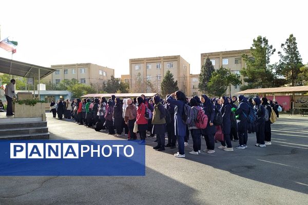 زنگ مهر و مقاومت در دبیرستان استعدادهای درخشان فرزانگان شهریار طنین‌انداز شد
