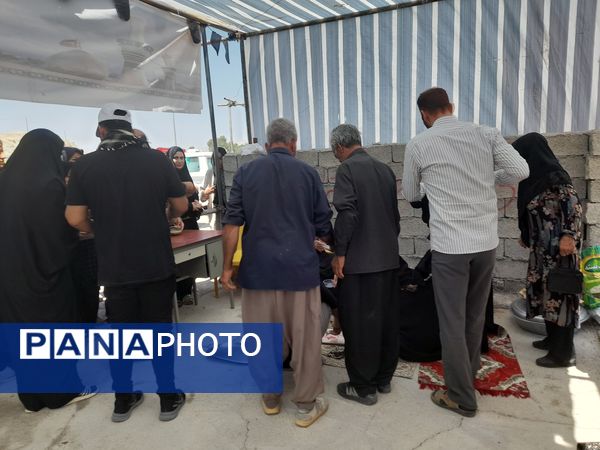 روز اربعین، در مواکب پل سیمره، خدمات‌رسانی به زائران حسینی همچنان ادامه دارد