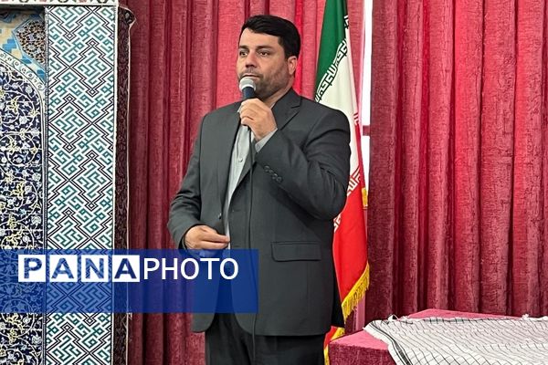 برپایی نماز جماعت همراه با بزرگداشت و تجلیل از مقام‌آوران دانش‌آموزی مدرسه نمونه دولتی ارشاد