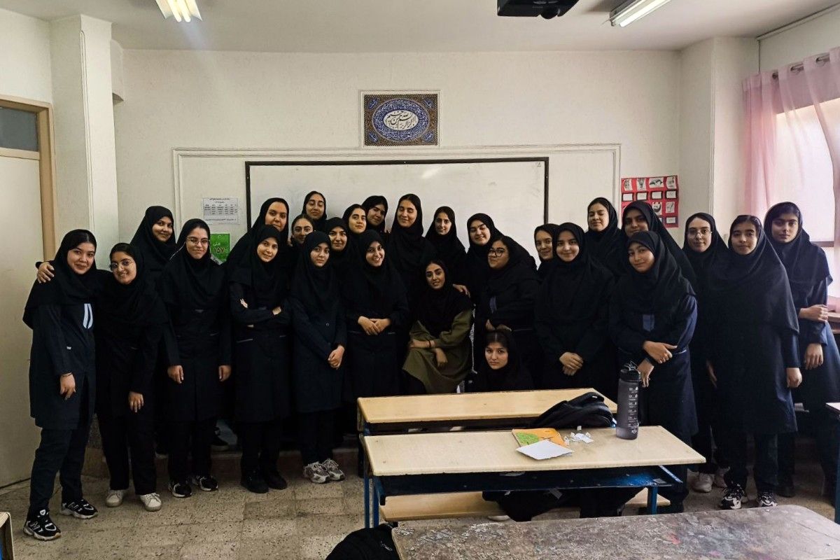 عکس یادگاری کلاس یازدهم انسانی دبیرستان نمونه‌دولتی الغدیر 