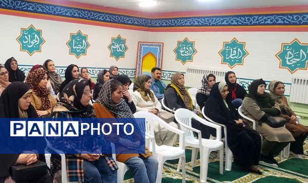 جلسه آموزش خانواده با موضوع فضای مجازی در دبستان پنجم مهر