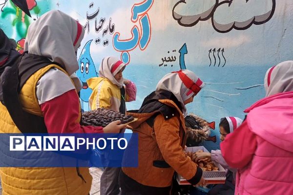 ایستگاه صلواتی در دبستان سارا، میزبان دل‌های کوچک در سوگ حضرت فاطمه(س) بود