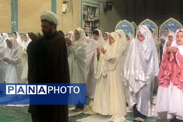 حضور دانش آموزان دبستان هدی یک به مناسبت هفته پیشگیری از آسیب های اجتماعی در مسجد صاحب الزمان (عج) 