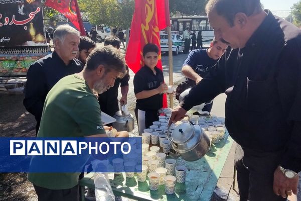 جاماندگان اربعین حسینی در  راهپیمایی حرم تا حرم نیشابور 