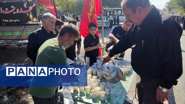 جاماندگان اربعین حسینی در  راهپیمایی حرم تا حرم نیشابور 