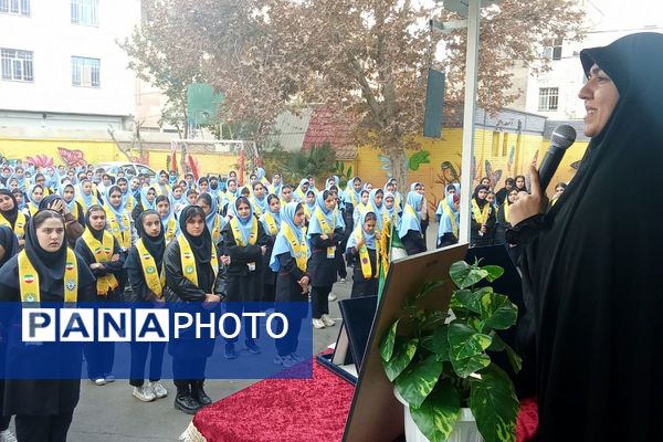 برگزاری همایش وطن‌یار در توحید یک؛ ادای احترام دانش‌آموزان به شهدای جنگ ۱۲روزه با حضور مادر «پسر آسمانی» عرشیان افشارمند در شهرستان قدس