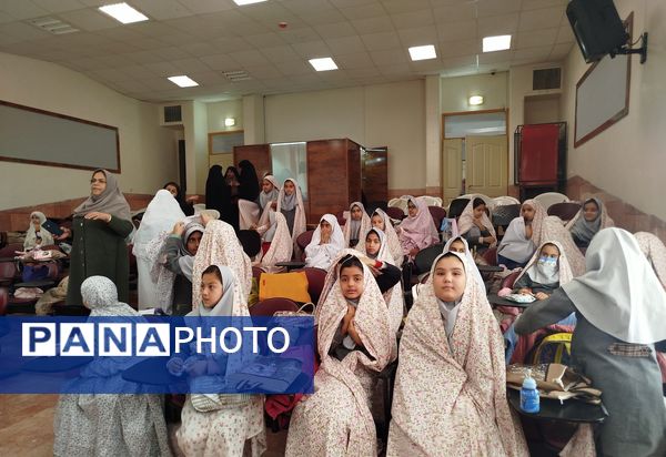 جشن عبادت دانش‌آموزان دختر در کانون فرهنگی تربیتی عاطفه شهرستان کاشمر 