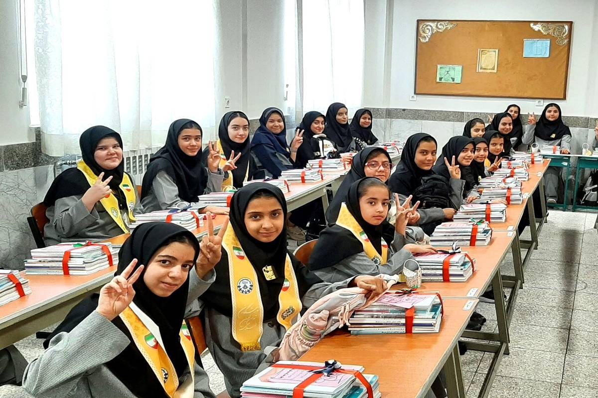 عکس یادگاری همکلاسی‌های من دانش‌آموزان دبیرستان حسن‌زاده اصفهانی 