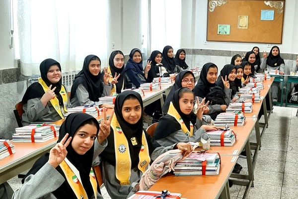 عکس یادگاری همکلاسی‌های من دانش‌آموزان دبیرستان حسن‌زاده اصفهانی 