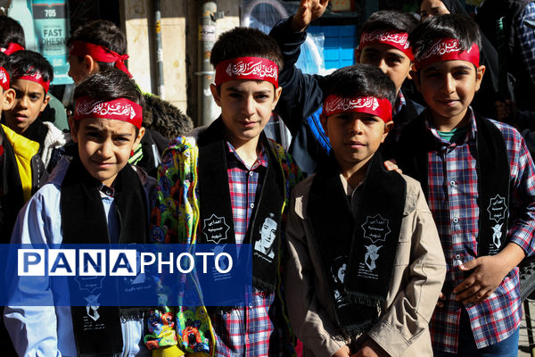 حضور پرشور دانش آموزان زنجانی در راهپیمایی ۱۳ آبان