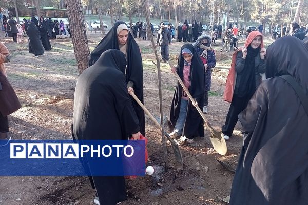 کاشت ۱۰۰۰ نهال به یاد شهدای مقاومت و شهدای مدافع حرم در بوستان جنگلی سرخه حصار