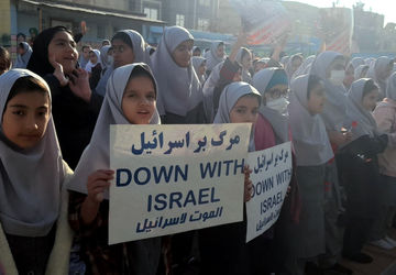 مراسمی با عطر بوی شهادت و ایستادگی در دبستان برگزار شد