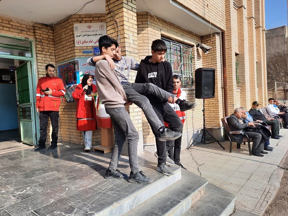هدف از برگزاری مانور زلزله وایمنی، آموزش وتوانمندسازی دانش آموزان است