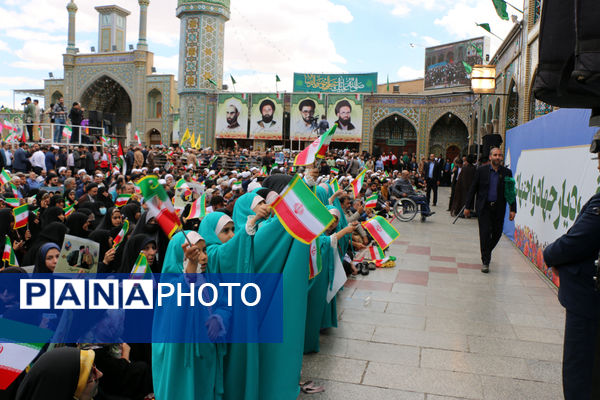 حضور پرشور نوجوانان قمی در آیین استقبال از رئیس جمهوری 