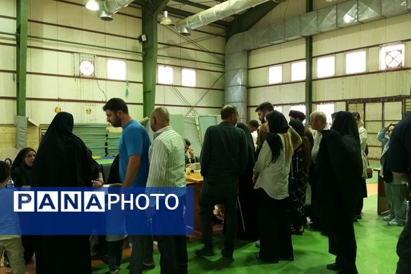 حضور پرشور کودکان در کنار والدین پای صندوق‌های رای نصیرشهر 