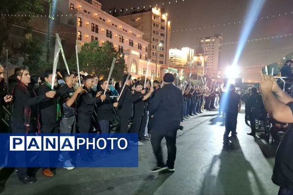 موکب‌های عزاداری در جای جای مشهد، جلوه‌ای از عشق و ماتم در شب سالروز شهادت امام رضا (ع)
