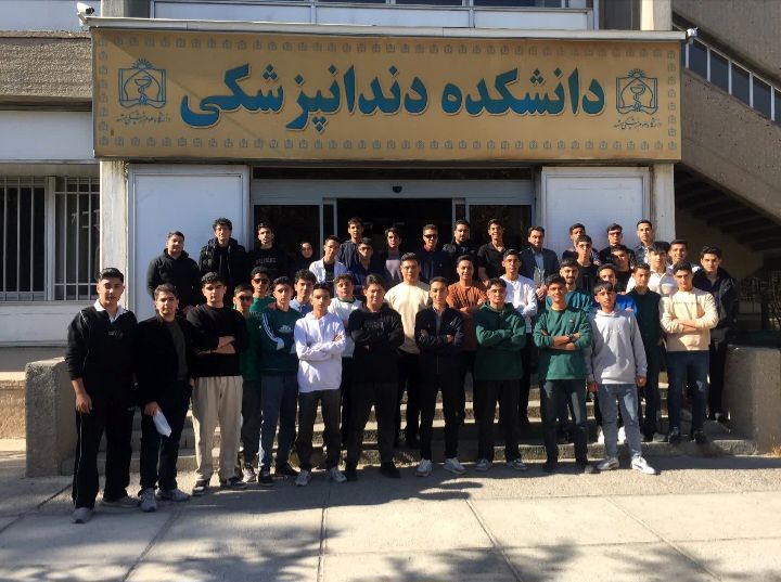 بازدید دانش آموزان دبیرستان نمونه آیت‌الله خامنه‌ای از دانشکده دندانپزشکی دانشگاه فردوسی مشهد