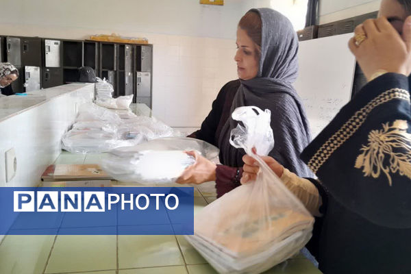 توزیع کتاب در آموزشگاه علوم و معارف صدرا ناحیه ۴ شیراز 