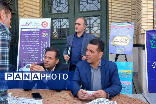 پاسخگویی و رفع مشکلات مردمی توسط مسئولان آموزش و پرورش در میز خدمت نماز جمعه