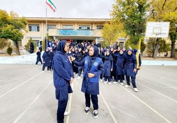 شور و حال دانش‌آموزان آموزشگاه شهاب بروجن در روز دانش‌آموز 