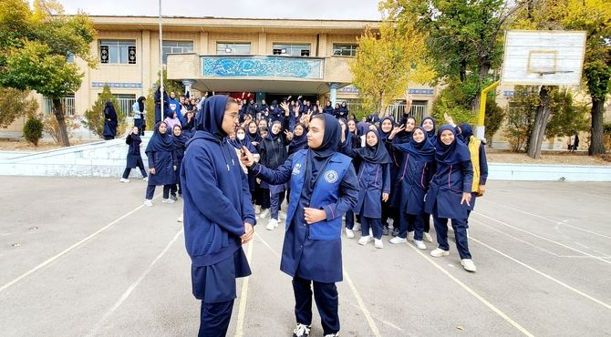 شور و حال دانش‌آموزان آموزشگاه شهاب بروجن در روز دانش‌آموز 