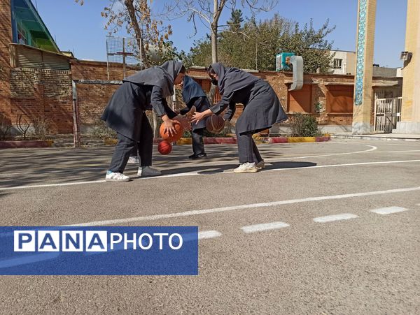 المپیاد ورزشی درون مدرسه ای در دبیرستان دخترانه ۱۳ آبان