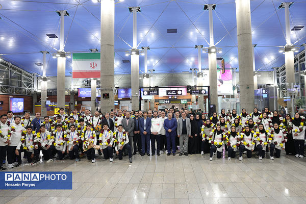 بازگشت طلایی‌پوشان بلندقامت دانش‌آموز ایران با کاپ قهرمانی