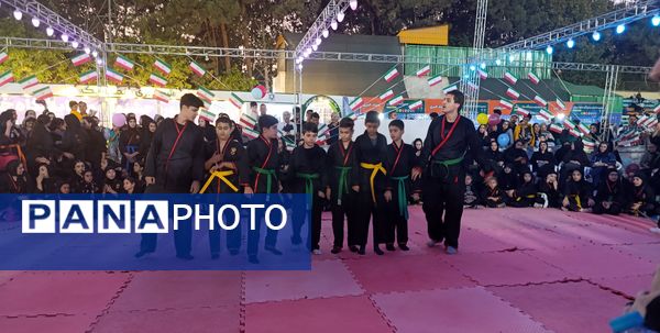 مانور ورزشی دانش آموزان در شب افتتاحیه جشنواره خانواده ورزش 